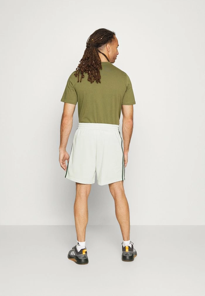 Adidas Performance ESSENTIALS FRENCH TERRY 3 STRIPES - Sports Shorts - Linen Green/green Oxide 3 Adidas Performance ESSENTIALS FRENCH TERRY 3 STRIPES - Sports Shorts - Linen Green/green Oxide