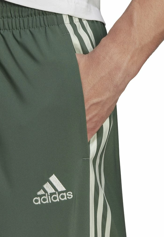 Adidas Performance AEROREADY ESSENTIALS CHELSEA STRIPES - Sports Shorts - Green Oxide/linen Green 6 Adidas Performance AEROREADY ESSENTIALS CHELSEA STRIPES - Sports Shorts - Green Oxide/linen Green - Image 4