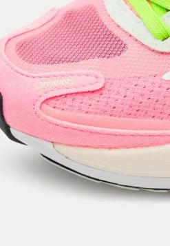 Adidas Performance ADIZERO BOSTON 11 - Competition Running Shoes - Beam Pink/footwear White/beam Green -adidas Performance Shop 9485ef8edc5945ae9b1f66c0e7e69072