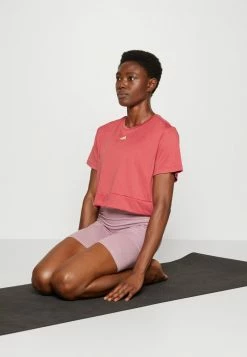 Adidas Performance CROP - Basic T-shirt - Red -adidas Performance Shop 9cf8b71cb89c41b99cb081a1a324fce7