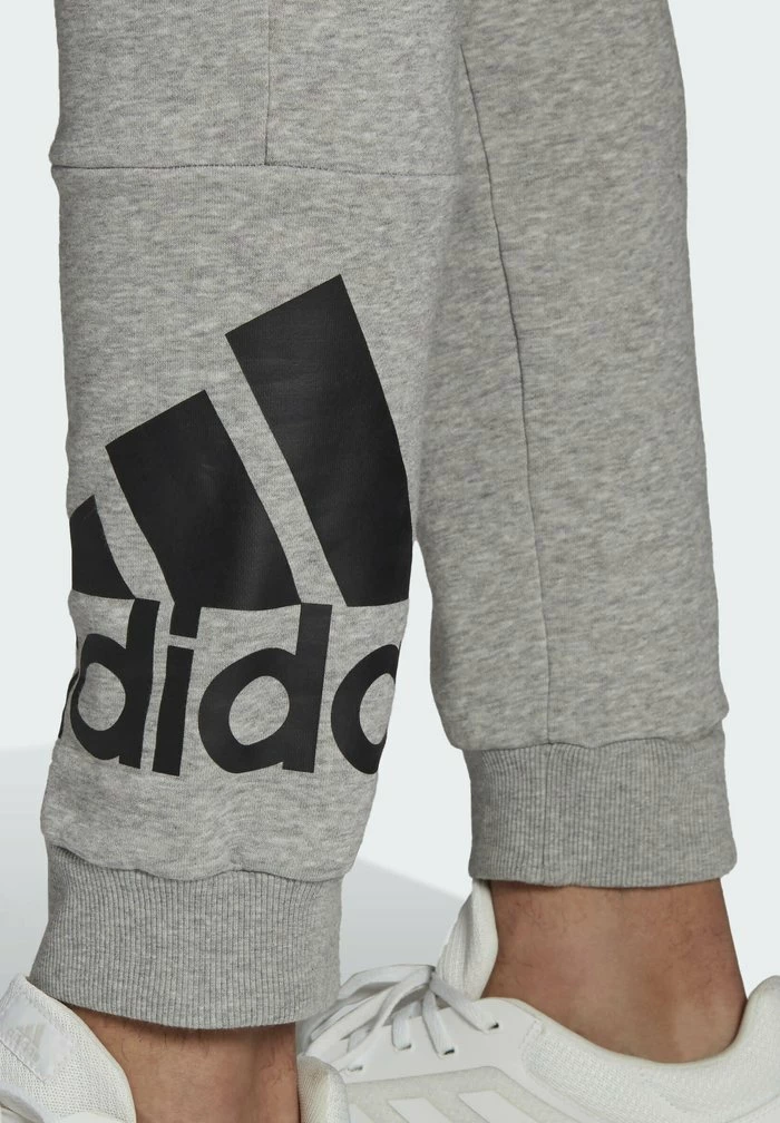 Adidas Performance ESSENTIALS FLEECE TAPERED CUFF LOGO - Tracksuit Bottoms - Grey 6 Adidas Performance ESSENTIALS FLEECE TAPERED CUFF LOGO - Tracksuit Bottoms - Grey - Image 4